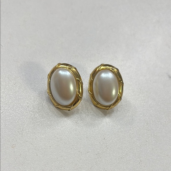 charlot and Lexi Jewelry - Gold and Cream Oval Earrings